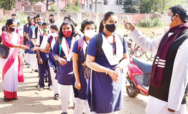 ସାମ୍ନାକୁ ଆସିଲା ଶିକ୍ଷା ବ୍ୟବସ୍ଥାର ବିକଳ ଚିତ୍ର: ୧୮ ଲକ୍ଷ ପିଲା ସ୍କୁଲ ଆସୁନାହାନ୍ତି