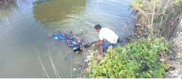 ଫାଙ୍କା ଗୁଳି ଚଳାଇ ୫ଲକ୍ଷ ଟଙ୍କା ‌ଲୁଟ୍: ଧସ୍ତାଧସ୍ତି ବେଳେ ପାଣିରେ ପଡ଼ିଗଲା ମୋଟରସାଇକଲ୍‌