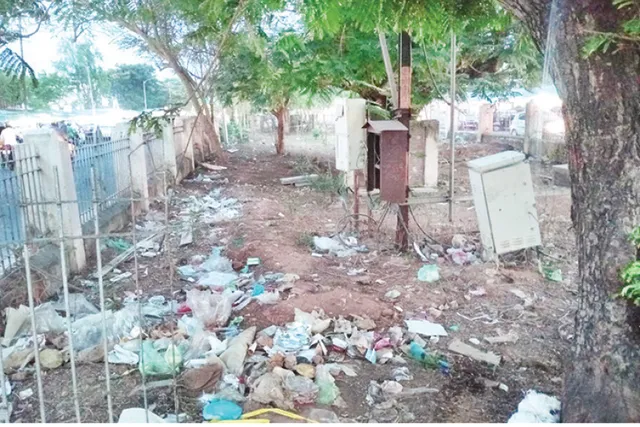 ରାଜମହଲରୁ ଏଜି ଛକ ଡିଭାଇଡର୍‌: ପାର୍କକୁ ପୋତି ଦେଲାଣି ଆବର୍ଜନା