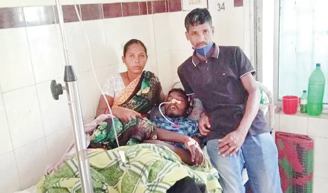 ବଞ୍ଚିବନି କହି ଅସ୍ତ୍ରୋପଚାରକୁ ନା କଲେ ଏସ୍‌ସିବି ଡାକ୍ତର, ଭେଣ୍ଡିଆ ଭିନ୍ନକ୍ଷମ ପୁଅକୁ ଧରି କାନ୍ଦୁଛନ୍ତି ବାପାମା’