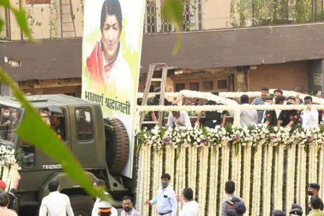 ଅନ୍ତିମ ଯାତ୍ରାରେ ସ୍ବର ସମ୍ରାଜ୍ଞୀ, ‌ଶେଷକୃତ୍ୟରେ ସାମିଲ ହେଲେ ବିଶିଷ୍ଟ ନେତା-ଅଭିନେତା