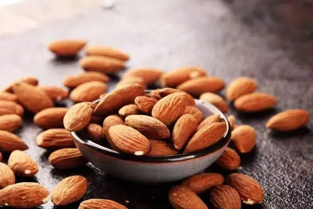 ଏହି ୪ଟି ଶାରୀରିକ ସମସ୍ୟା ଦୂର କରିବା ପାଇଁ ଦୈନିକ ଖାଆନ୍ତୁ କେବଳ ୪ଟି ଆଲମଣ୍ଡ