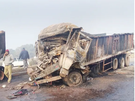 ହାଇୱା ପଛରେ ପିଟିହେଲା ଟ୍ରେଲର; ଜିଅନ୍ତା ଜଳିଗଲେ ଡ୍ରାଇଭର, ହେଲ୍‌ପର୍‌