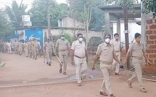 ଗଡ଼ବାନ୍ଧଗୋଡ଼ା ଗାଁରେ ପୁଲିସର ଫ୍ଲାଗମାର୍ଚ୍ଚ