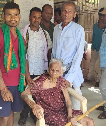 କେନ୍ଦ୍ରାପଡ଼ା ଜିଲ୍ଲାର ମହାକାଳପଡ଼ାର ୧୪ ନମ୍ବର ୱାର୍ଡରେ ଜଣେ ଶତାୟୁ ମହିଳାଙ୍କ ମତଦାନ