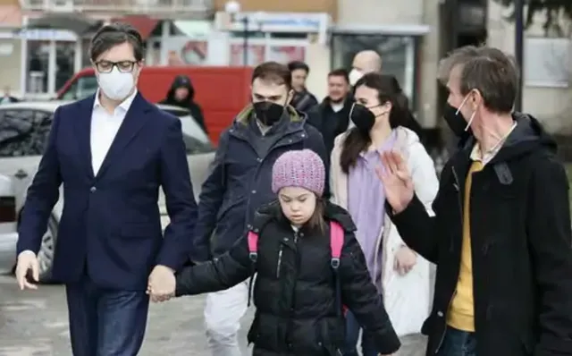 ମାନସିକ ଅନଗ୍ରସର ବାଳିକାକୁ ସାଥୀମାନେ ଚିଡାଉଥିଲେ, ଘରୁ ନେଇ ବିଦ୍ୟାଳୟରେ ଛାଡିଲେ ରାଷ୍ଟ୍ରପତି