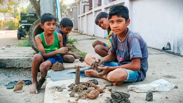 ମାଟିର ମଲାଟ: କେବେ ଯୋଡ଼େ, କେବେ ଭାଙ୍ଗେ ସମ୍ପର୍କ... (ଫଟୋ: ରୁଦ୍ର, ବାଲେଶ୍ୱର)