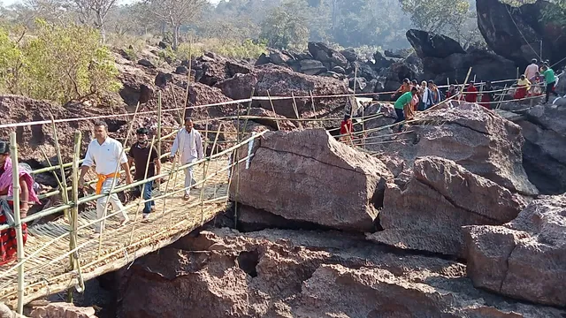 ଗୁପ୍ତେଶ୍ବର ଅଭିମୁଖେ ଶିବଭକ୍ତ। (ଫଟୋ: ଅମର, ବୈପାରିଗୁଡ଼ା, କୋରାପୁଟ)