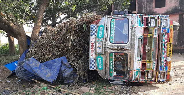 କ୍ୟାବିନ ଉପରେ ଆଖୁ ବୋଝେଇ ଟ୍ରକ ଓଲଟିଲା