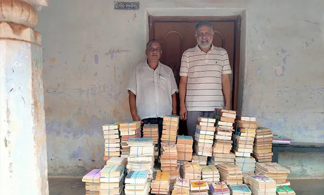 ଦାସିଆଅଜା ପାଠାଗାରକୁ ପୂର୍ବତନ ଜିଲ୍ଲାଜଜ୍‌ ପୁରାତନ ପୁସ୍ତକ ଦାନ କଲେ
