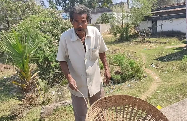 କାମୁଡ଼ିଥିବା ସନ୍ଦେହରେ ସାପ ଧରି ମେଡିକାଲ୍‌ରେ ପହଞ୍ଚିଲେ