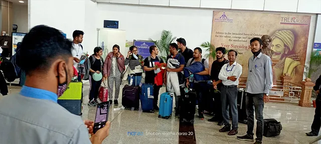 ୟୁକ୍ରେନ୍‌ ଫେରନ୍ତା ୧୩ ଛାତ୍ରଛାତ୍ରୀଙ୍କୁ ବିମାନବନ୍ଦରରେ ସ୍ୱାଗତ