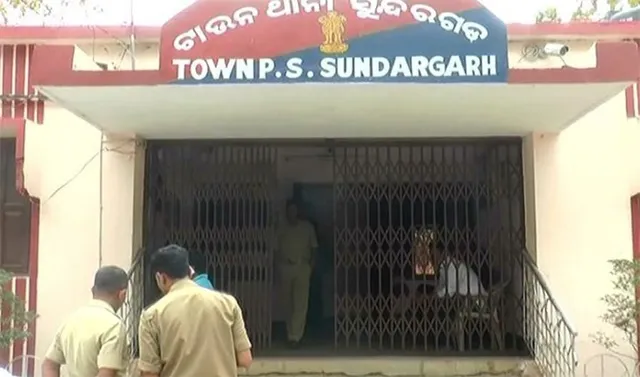 ଅବସରପ୍ରାପ୍ତ ପୁଲିସ ଅଧିକାରୀଙ୍କ ନାମରେ ସଙ୍ଗୀନ ଅଭିଯୋଗ: ରାସ୍ତାରେ ମହିଳା ଓକିଲଙ୍କୁ ଚୁଟି ଭିଡ଼ି ପିଟିଲେ