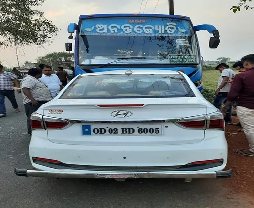 କାର୍‌-ବସ୍‌ ମୁହାଁମୁହିଁ ଧକ୍କା: ୪ ଗୁରୁତର