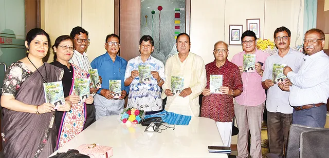 ଅଧ୍ୟାପକ ବିଶ୍ବରଞ୍ଜନଙ୍କ ‘ଫୁଲବାଣୀର ଚିଠି’ ଉନ୍ମୋଚିତ : ‘ଭାଷାକୁ ବଞ୍ଚାଇ ରଖିବାରେ ସୁଖପାଠ୍ୟ ଗଦ୍ୟର ଗୁରୁତ୍ବ ରହିଛି’