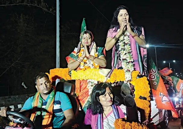 ବିଏମ୍‌ସିର ୪୯ନମ୍ବର ଓ୍ୱାର୍ଡରେ ପୁଷ୍ପିତାଙ୍କ ପାଇଁ ପ୍ରଚାର କଲେ ସାଂସଦ ଅପରାଜିତ ଷଡ଼ଙ୍ଗୀ