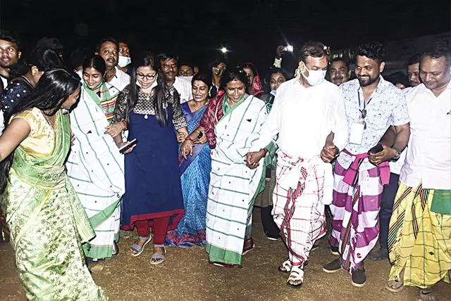 ଆଦିବାସୀଙ୍କ ସହ ନାଚିଲେ ବିଧାୟକ, ମେୟର ପ୍ରାର୍ଥୀ