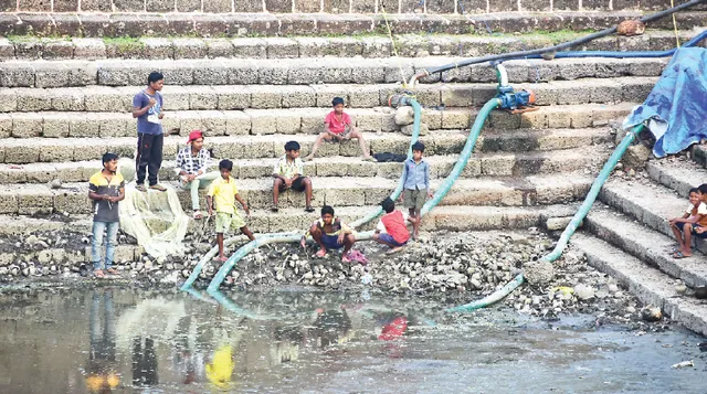 ଦେବୀ ପାଦହରା ପୁଷ୍କରିଣୀରୁ ପଙ୍କ ଉଦ୍ଧାର