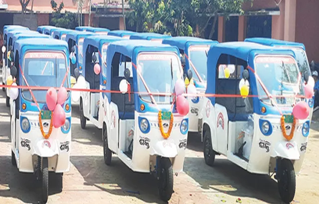 ଏସ୍‌ଏଚ୍‌ଜି ସଦସ୍ୟାଙ୍କୁ ମହିନ୍ଦ୍ରା ଇଲେକ୍ଟ୍ରିକ୍ ‌ଗାଡ଼ି ହସ୍ତାନ୍ତର