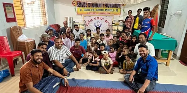 ଯୁବ କର୍ମଚାରୀଙ୍କ ନିଆରା ସମାଜ ସେବା: ବସ୍ତିକୁ ଯାଉଛନ୍ତି, ମନୋରଞ୍ଜନଧର୍ମୀ ଶିକ୍ଷା ଦେଉଛନ୍ତି