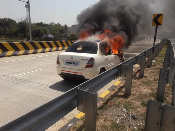 ବାରିପଦାରୁ ବାଲେଶ୍ୱର ଯାଉଥିବାବେଳେ ରାସ୍ତାରେ ହୁତୁହୁତୁ ହୋଇ ଜଳିଗଲା କାର