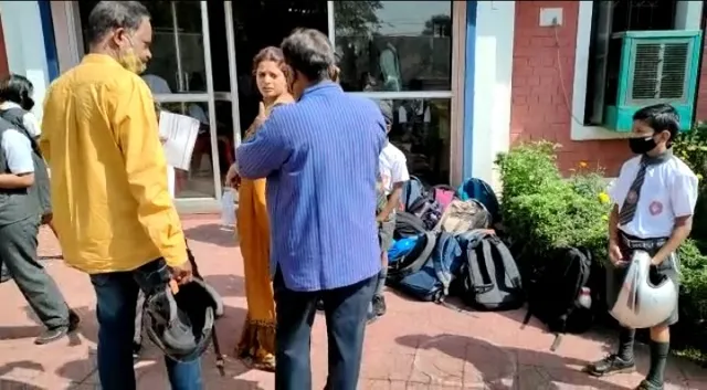 ବଢ଼ୁଛି ଘରୋଇ ସ୍କୁଲର ଜୁଲମ୍‌; ପିଲାଙ୍କୁ ସ୍କୁଲ ଭିରତକୁ ପୁରାଇ ଦେଲେନି କର୍ତ୍ତୃପକ୍ଷ