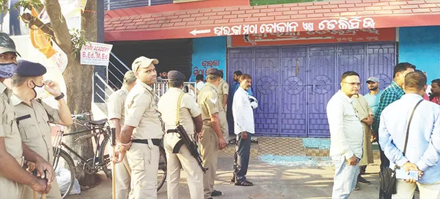 ନିର୍ବାଚନୀ ହିଂସା : ଦୋକାନ ଉପରକୁ ବୋମାମାଡ଼, ହୋଟେଲ ମାଲିକଙ୍କୁ ଆକ୍ରମଣ