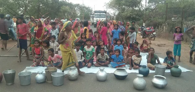 ପାଣି ପାଇଁ ଗରା ମାଠିଆ ଧରି ରାସ୍ତାରେ ବସିଲେ ଲୋକେ