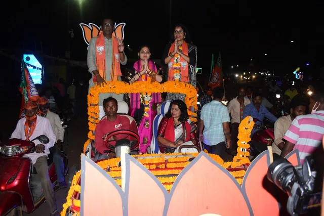 ପୌର ନିର୍ବାଚନ ପାଇଁ ଭୁବନେଶ୍ବର (ମଧ୍ୟ)ର ୩୪ ନମ୍ବର ୱାର୍ଡରେ ବିଜେପିର ବରିଷ୍ଠ ନେତା ଜଗନ୍ନାଥ ପ୍ରଧାନ, ସାଂସଦ ଅପରଜିତା ଷଡ଼ଙ୍ଗୀ ଓ ମେୟର ପ୍ରାର୍ଥୀ ସୁନୀତି ମୁଣ୍ଡ୍‌ଙ୍କ ପ୍ରଚାର। (ଫଟୋ: ବିଭୂତି))