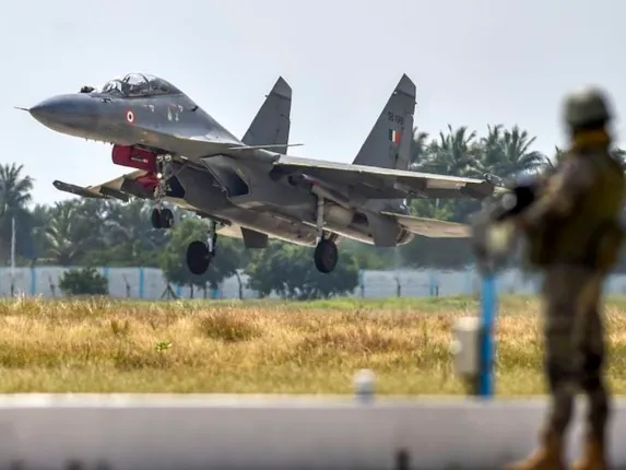 ଅବତରଣ ବେଳେ ବାୟୁସେନାର ଲଢ଼ୁଆ ସୁଖୋଇ ବିମାନର ଟାୟାର ଫାଟିଲା