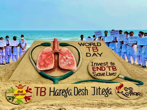 ବିଶ୍ବ ଯକ୍ଷ୍ମା ଦିିବସ ଅବସରରେ ପୁରୀ ବେଳାଭୂମିରେ ଅନ୍ତର୍ଜାତୀୟ ଶିଳ୍ପୀ ସୁଦର୍ଶନ ପଟ୍ଟନାୟକଙ୍କ ବାଳୁକା କଳା।