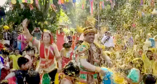 ରଂଗ ନୁହେଁ ଫୁଲରେ ହୋଲି ଖେଳି ମଉଜ କଲେ ସ୍କୁଲ୍‌ ଛାତ୍ରଛାତ୍ରୀ