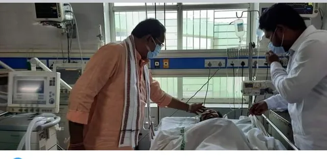 ଧାମନଗରର ଆହତ ଯୁବକଙ୍କୁ କଟକ ବଡ଼ମେଡ଼ିକାଲରେ ଭେଟିଲେ ବିଜେପି ରାଜ୍ୟ ସଭାପତି ସମୀର ମହାନ୍ତି।