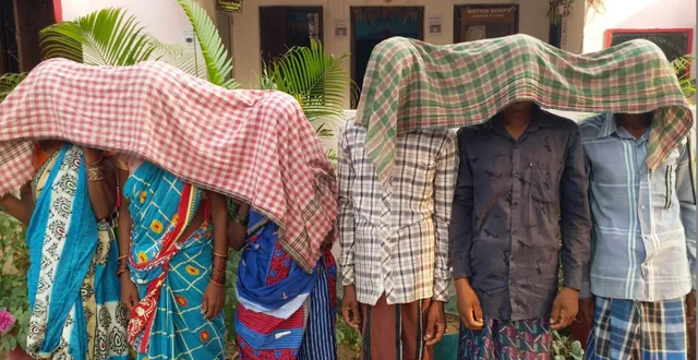 ମହିଳାଙ୍କୁ ଦୁର୍ବ୍ୟବହାର ପାଇଁ ଶାସ୍ତି: ଯୁବକଙ୍କୁ ପିଟି ମାରିଦେଲେ, ଦମ୍ପତି ସମେତ ୬ ଜଣ ଗିରଫ 