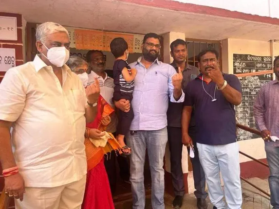 ଇଭିଏମରେ ସିଲ୍ ହେଲା ପ୍ରାର୍ଥୀଙ୍କ ଭାଗ୍ୟ, ୪୨ ପ୍ରତିଶତ ଭୋଟ ଦେବାକୁ କୁନ୍ଥୁକୁନ୍ଥୁ