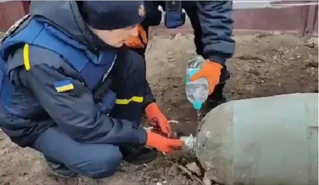 ରୁଷ ୟୁକ୍ରେନ ଉପରେ ପକାଇଲା ବୋମା, ବ୍ୟକ୍ତି ବୋତଲ ପାଣିରେ କରିଦେଲେ ଡିଫ୍ୟୁଜ