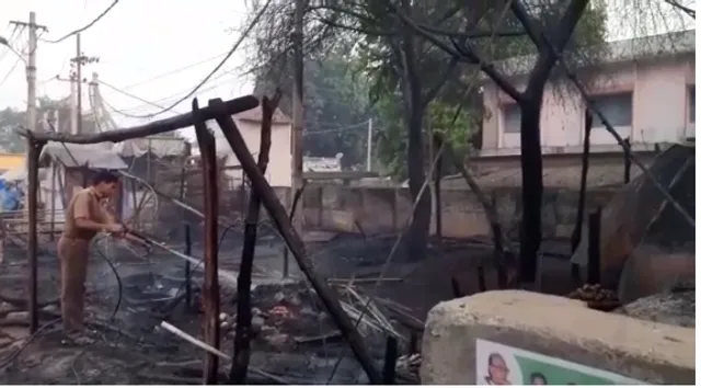 ସଟ ସର୍କିଟ ଯୋଗୁ ଜଳିଗଲା ୪ ଦୋକାନ: ଉତ୍ତ୍ୟକ୍ତ ଲୋକଙ୍କ ରାସ୍ତାରୋକ