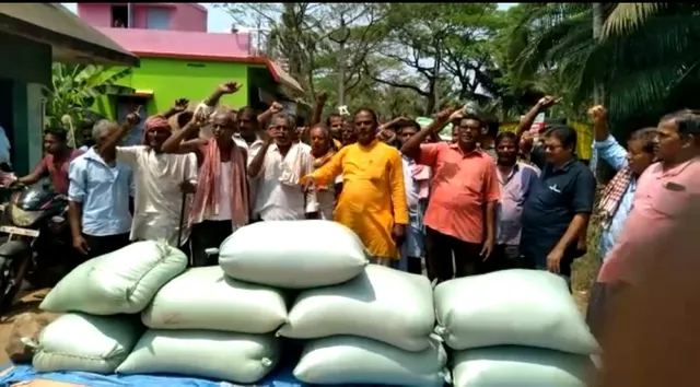 ସମିତି ଗୃହରେ ତାଲା ପକାଇ ମୁଖ୍ୟ ରାସ୍ତାରେ ପ୍ରତିବାଦ କଲେ ଚାଷୀ