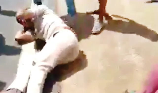 ଦୁର୍ଘଟଣା ପରେ ତାତିଲେ ଲୋକେ: ପୁଲିସ୍‌କୁ ଗୋଡ଼ାଇ ଗୋଡ଼ାଇ ପିଟିଲେ