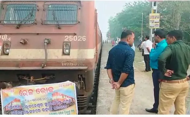 ଟ୍ରେନ୍‌ ରହଣି ଦାବିରେ ରେଳରୋକ