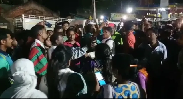 ବାରିପଦା: ବିଳମ୍ବରେ ପୁଣି ଏକ ରାଜନୈତିକ ଦଳର କର୍ମୀଙ୍କ ଉପସ୍ଥିତିରେ ଇଭିଏମ୍‌ ସିଲ୍‌କୁ ନେଇ ଉତ୍ତେଜନା। ବାଲେଶ୍ଵର ଗୋଲେଇ ଛକରେ ରାସ୍ତାରୋକ।