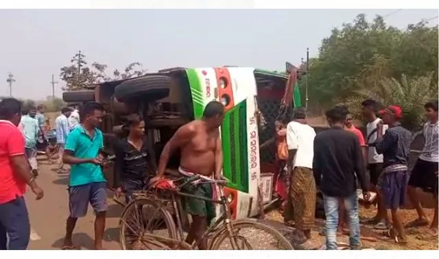 ପୁଣି ଓଲଟିଲା ଘରୋଇ ବସ୍‌; ୩୦ ଯାତ୍ରୀ ଆହତ, ୫ ଗୁରୁତର