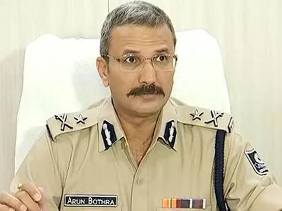 ବିମାନବନ୍ଦରରେ ଏହି ଆଇପିଏସ୍‌ ଅଧିକାରୀଙ୍କ ବ୍ୟାଗ୍‌ ଖୋଲିଲେ ସିକ୍ୟୁରିଟି, ମିଳିଲା ଏପରି ଜିନିଷ