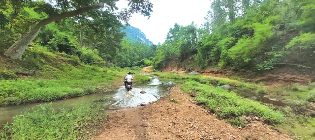 ଯୋଜନା ଅପହଞ୍ଚ, ବିକାଶ ସାତସପନ: ୩ଟି ନାଳ ଡେଇଁ ୭ କିମି ଆସିଲେ ମିଳୁଛି ଭତ୍ତା-ରାସନ