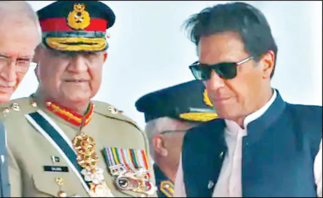 ସଂଖ୍ୟାଗରିଷ୍ଠତା ହରାଇଲେ ଇମ୍ରାନ୍‌: ଇସ୍ତଫା ପାଇଁ ଚାପ ବଢ଼ୁଛି, ସେନାମୁଖ୍ୟ ଭେଟିଲେ