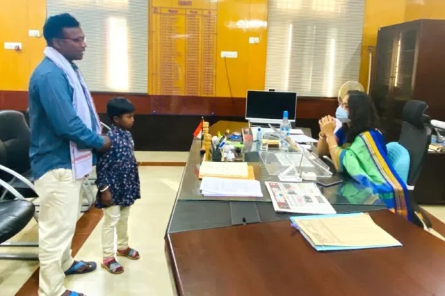 ସିଏମ୍‌ଓଙ୍କ ନିର୍ଦେଶ ପରେ ଜଳପରୀ ଅର୍ପିତାଙ୍କୁ ସହାୟତା: ସନ୍ତରଣ ପ୍ରଶିକ୍ଷଣ ସହ ପାଠପଢ଼ା ଦାୟିତ୍ୱ ନେଲେ ଜିଲ୍ଲାପାଳ