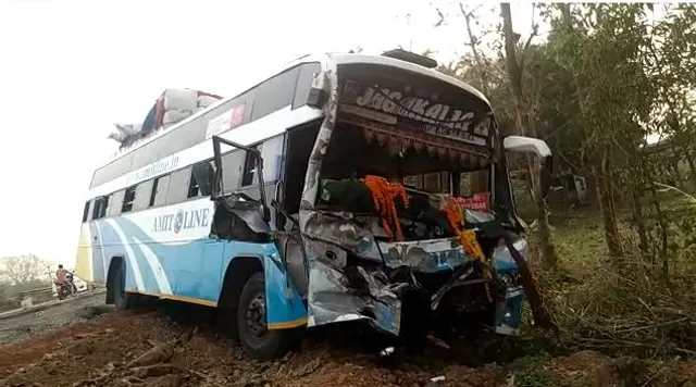 କୋଲକାତାରୁ ଭୁବନେଶ୍ୱର ଆସୁଥିବା ବସ ଦୁର୍ଘଟଣାଗ୍ରସ୍ତ, ୨୦ ଜଣ ଯାତ୍ରୀ ଆହତ