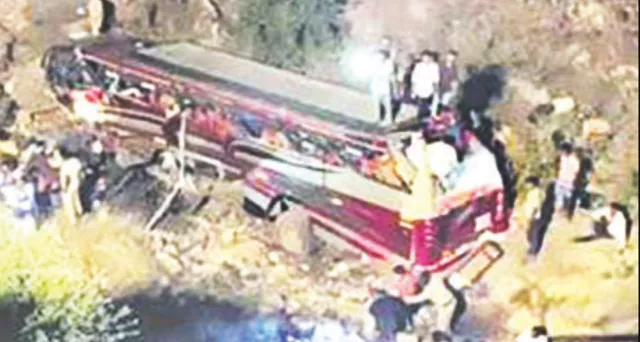 ୧୦୦ ଫୁଟ ଗଭୀର ଖାଇକୁ ଖସିଲା ବସ୍‌: ଦୁର୍ଘଟଣାରେ ୮ ମୃତ, ୪୦ ଆହତ