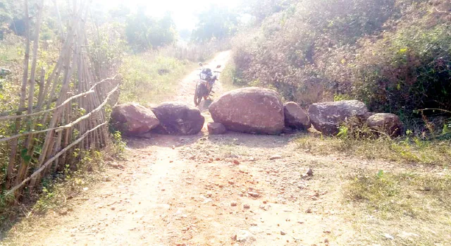 ପରାଜୟ ପରେ ଆନ୍ଧ୍ର ସମର୍ଥିତ ପ୍ରାର୍ଥୀଙ୍କ ଗୁଣ୍ଡାଗିରି: ଗାଁ ରାସ୍ତା କାଟିଲେ, ପଥର ପକାଇ ଅବରୋଧ କଲେ