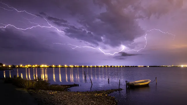 ଖୋଲା ଝରକା: ବିଜୁଳି ଝଡ଼